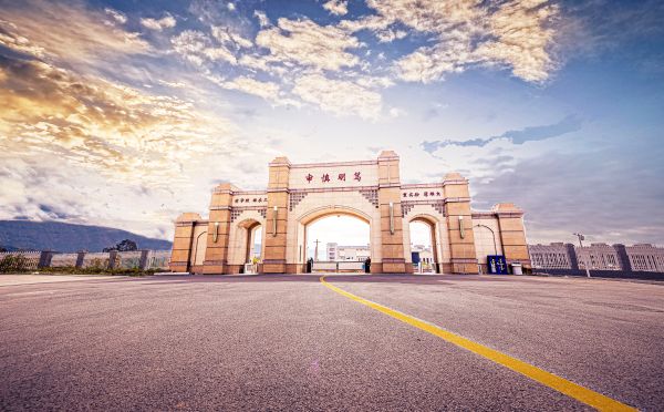 邛海校区校门